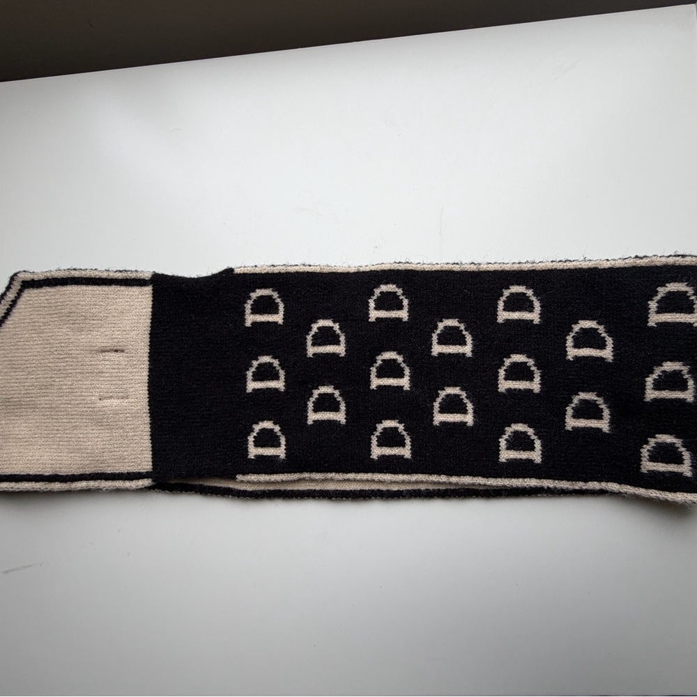 Black and Cream Scarf with D Pattern - Picture 6 of 8
